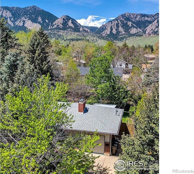 birds eye view of property featuring a mountain view