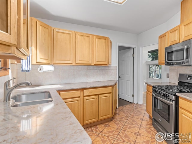 1411 Vail Ct, Estes Park, CO 80517 - kitchen with appliances with stainless steel finishes, a sink, and light brown cabinetry