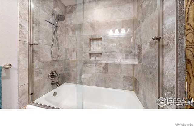 bathroom with combined bath / shower with glass door