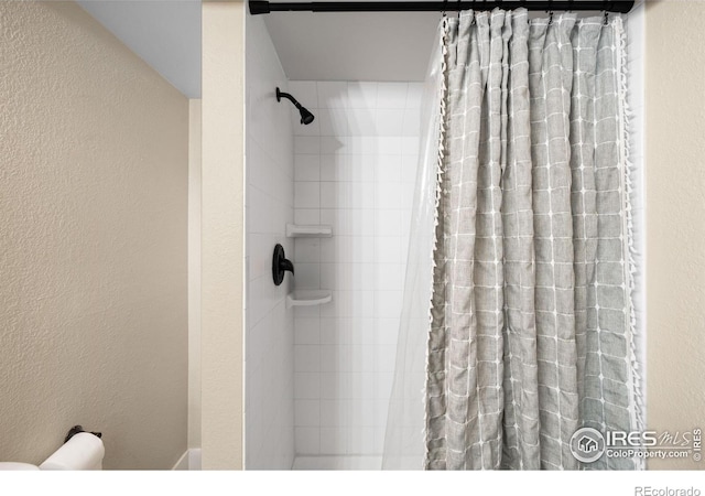12506 Maria Cir, Broomfield, CO 80020 - full bath featuring curtained shower and a textured wall