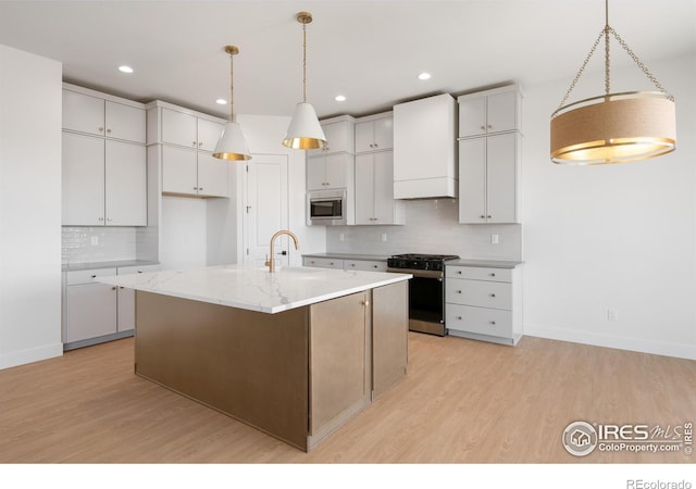 20 Snowcap Dr, Windsor, CO 80550 - kitchen with stainless steel appliances, premium range hood, light wood finished floors, decorative backsplash, and recessed lighting