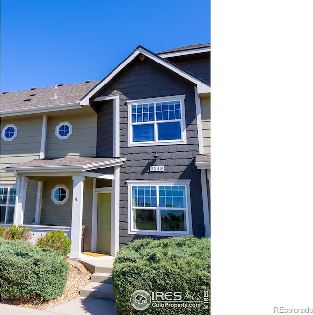 townhome / multi-family property featuring roof with shingles