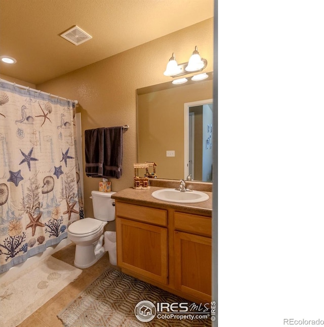 full bath with vanity, toilet, and a shower with curtain