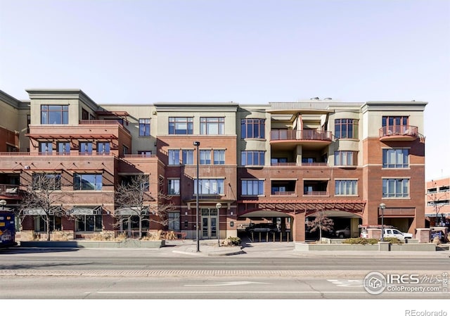 view of apartment building / complex