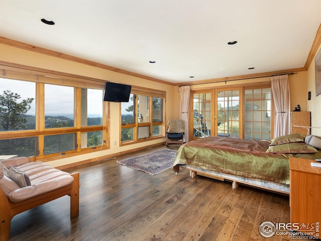 bedroom featuring ornamental molding, wood finished floors, multiple windows, and recessed lighting