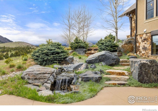 view of yard with a mountain view