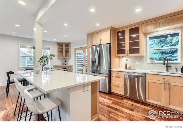 2550 Woodstock Pl, Boulder, CO 80305 - kitchen with stainless steel appliances, a sink, a kitchen bar, recessed lighting, and light brown cabinets