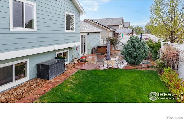 view of yard featuring a patio area
