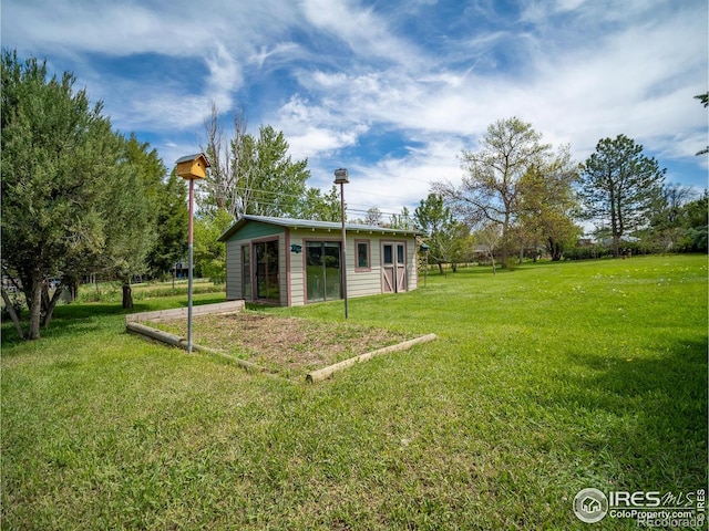 view of grassy yard featuring an outdoor structure