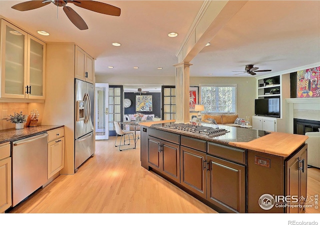 kitchen featuring stainless steel appliances, a ceiling fan, light wood-style floors, a center island, and recessed lighting