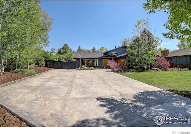 6862 Roaring Fork Trl, Boulder, CO 80301 - mid-century home featuring concrete driveway