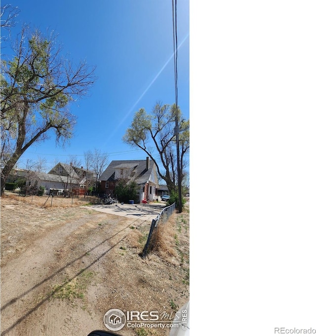 view of yard featuring driveway