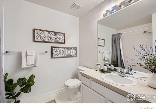 full bath featuring toilet, a shower with curtain, baseboards, and vanity