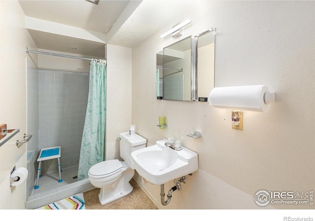 1207 S Tyler Ave, Loveland, CO 80537 - full bathroom featuring a tile shower, toilet, and a sink