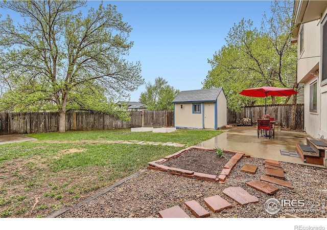 view of yard featuring a patio area, an outdoor structure, a storage shed, and a garden
