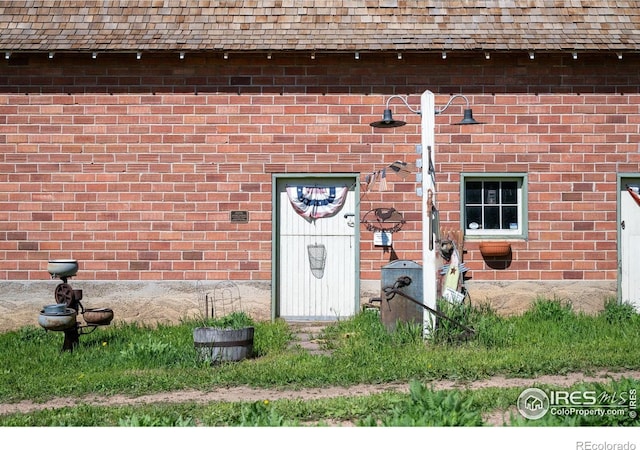 1341 N 95th St, Lafayette, CO 80026 - entrance to property featuring a shingled roof and brick siding