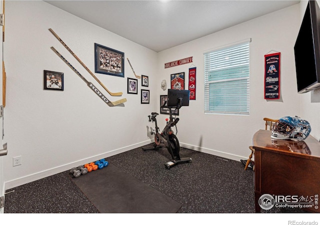 workout room with baseboards