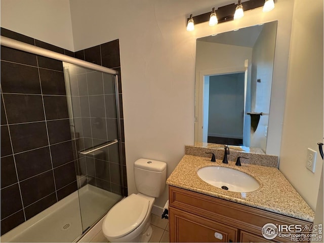 bathroom with tiled shower, toilet, and vanity