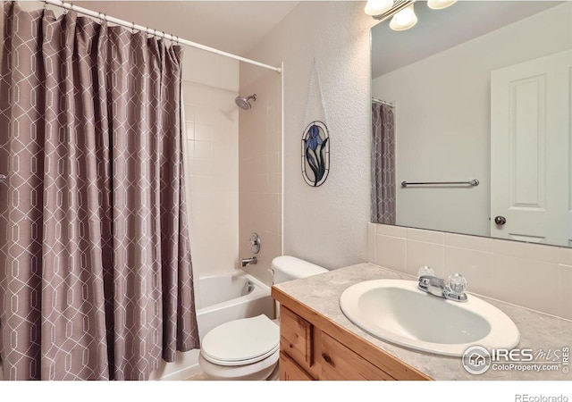 6601 Viburnum St, Wellington, CO 80549 - bathroom with toilet, vanity, a textured wall, and shower / bath combo