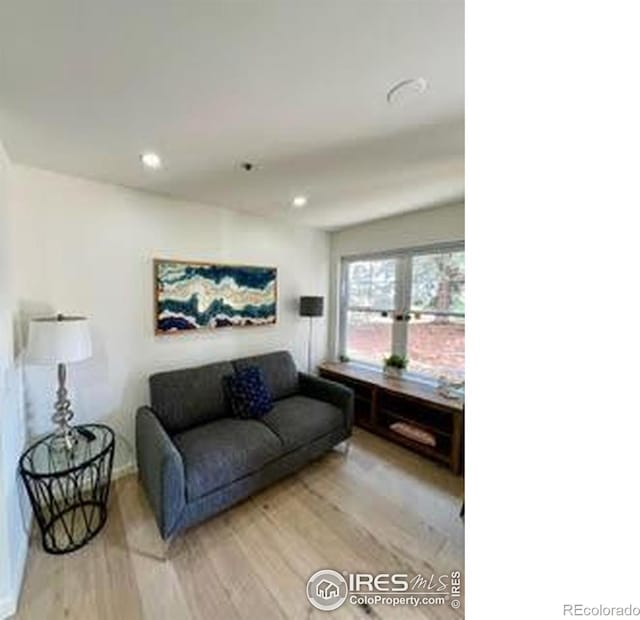 living room featuring light wood-type flooring, recessed lighting, and baseboards
