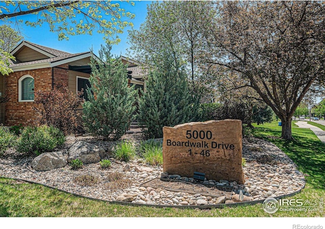 view of community / neighborhood sign