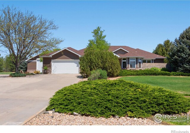 view of front of house featuring concrete driveway and a garage