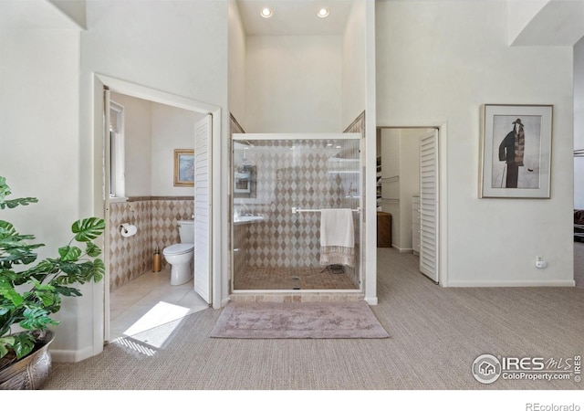 3005 Grey Fox Dr, Estes Park, CO 80517 - full bathroom featuring toilet, a stall shower, a wainscoted wall, recessed lighting, and baseboards