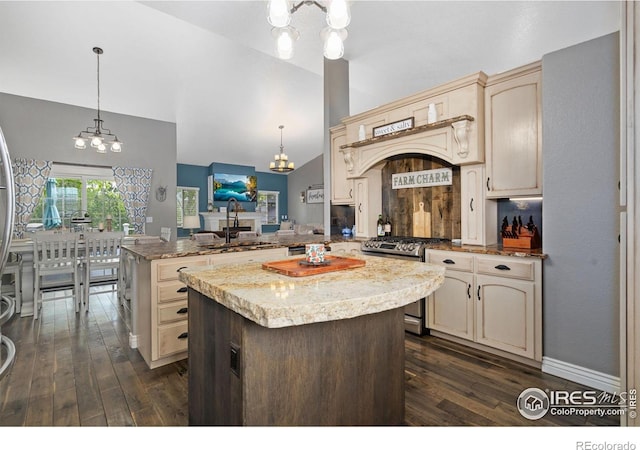 2015 Trail Ridge Dr, Severance, CO 80615 - kitchen with a chandelier, cream cabinets, gas stove, and lofted ceiling