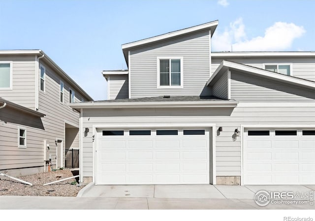 view of front facade featuring a garage and driveway