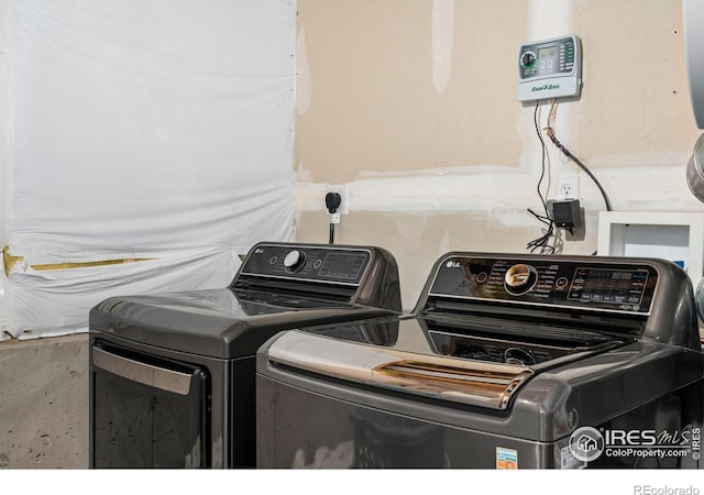 833 Kaitlyn Cir, Loveland, CO 80537 - laundry room featuring washer and dryer