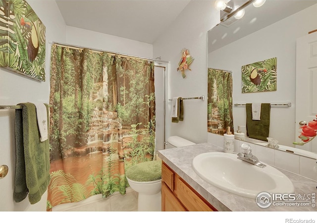 full bath with toilet, tile patterned flooring, curtained shower, and vanity