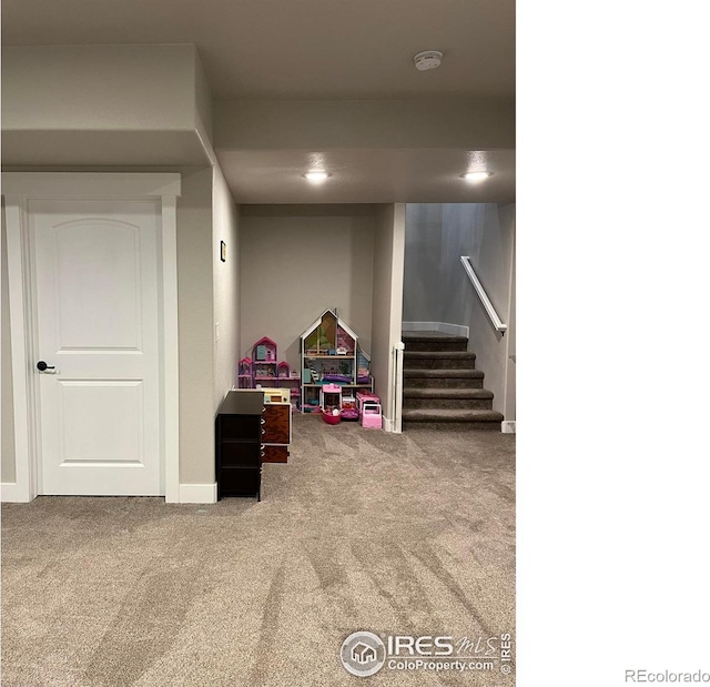 recreation room featuring carpet flooring and baseboards