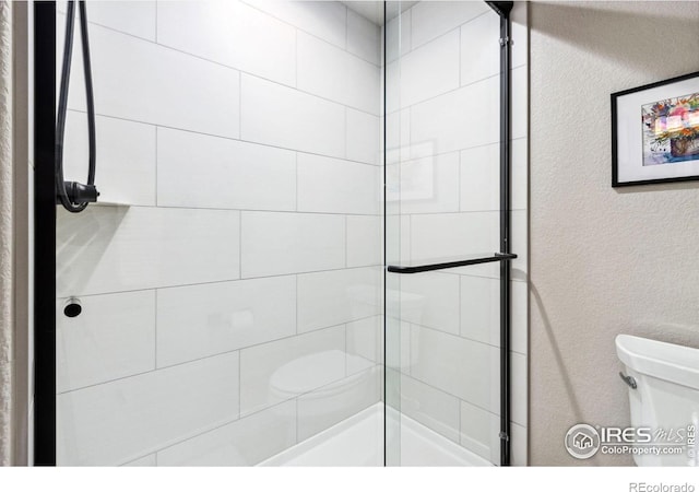 1721 Brightwater Dr, Fort Collins, CO 80524 - full bathroom featuring toilet, a tile shower, and a textured wall