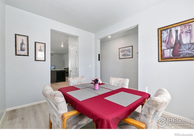 dining area featuring light wood-style flooring, baseboards, and recessed lighting