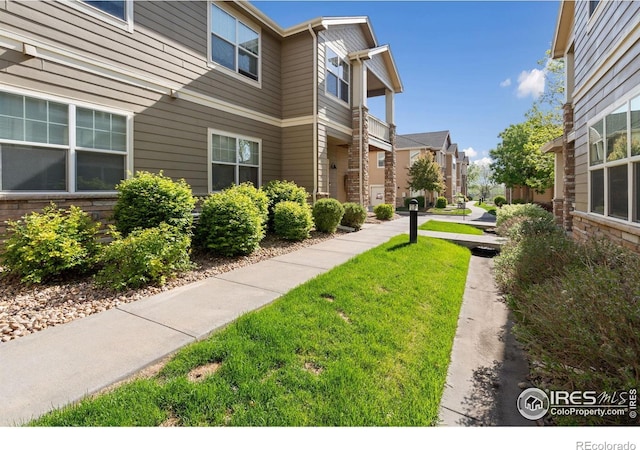 surrounding community featuring a residential view and a yard