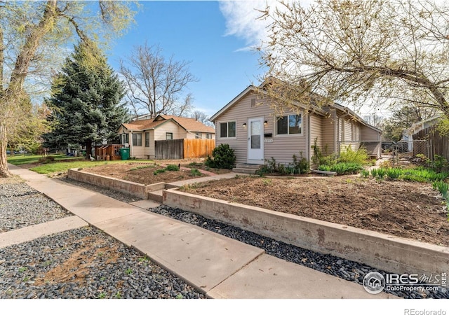 bungalow featuring fence