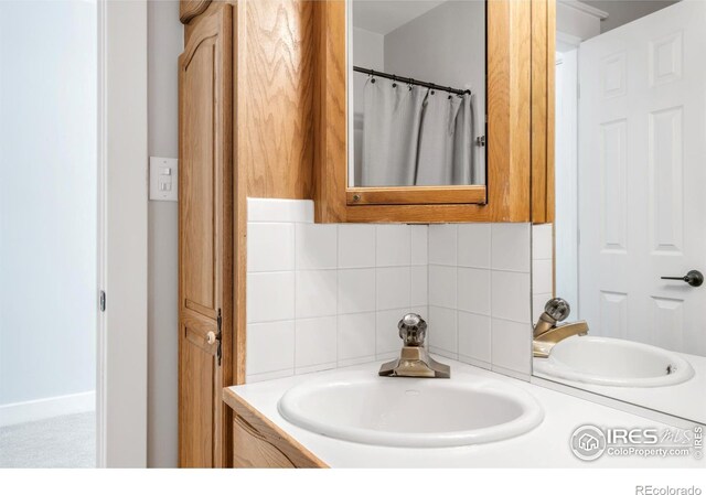 bathroom featuring decorative backsplash and vanity