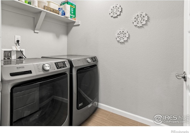 laundry room featuring independent washer and dryer and baseboards
