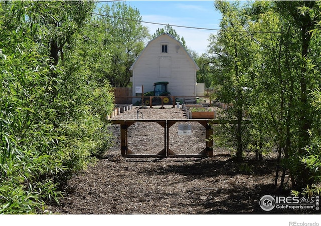 view of yard featuring a garden