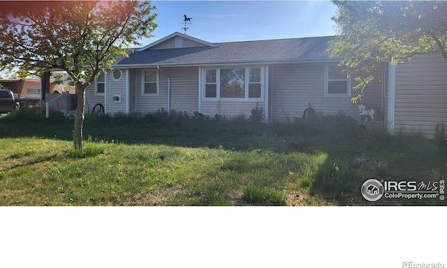 view of front of house featuring a front lawn