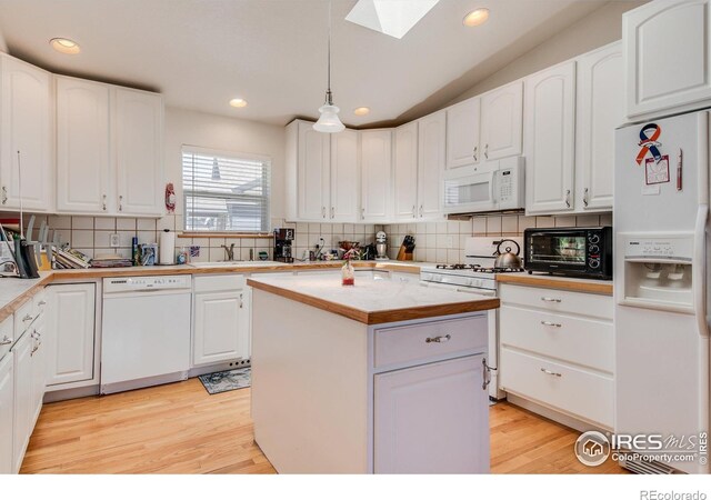 10007 E County Line Rd, Longmont, CO 80501 - kitchen featuring white appliances, a sink, a skylight, backsplash, and recessed lighting
