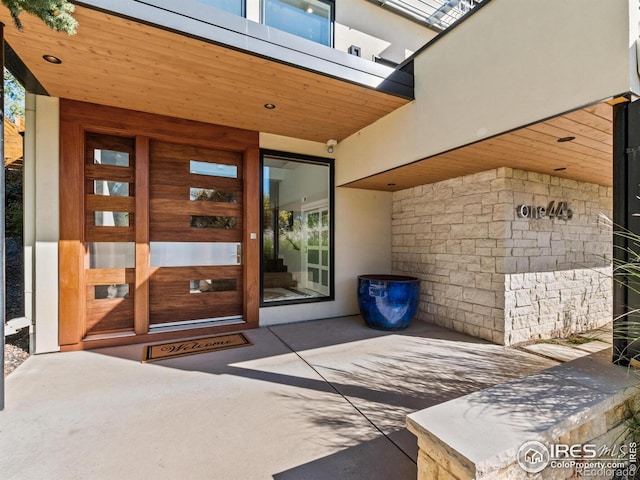 view of exterior entry featuring stucco siding