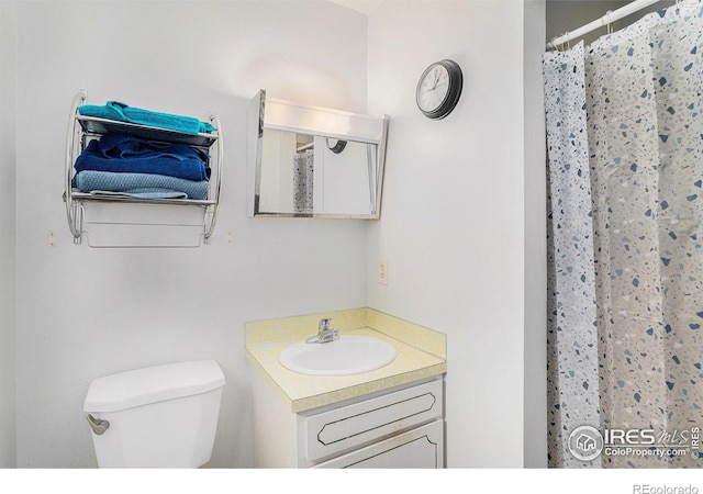 full bathroom featuring vanity, toilet, and a shower with shower curtain