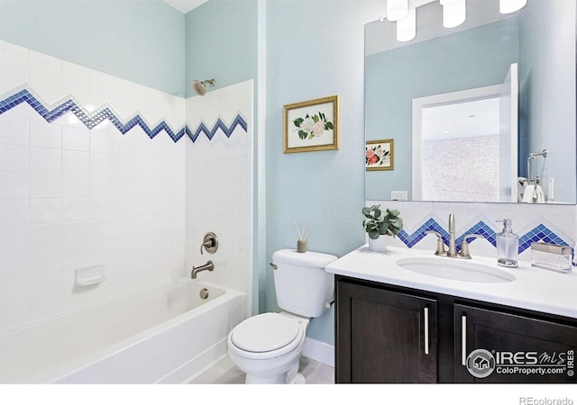 16069 Pikes Peak Dr, Broomfield, CO 80023 - full bath featuring toilet, vanity, shower / washtub combination, and tasteful backsplash