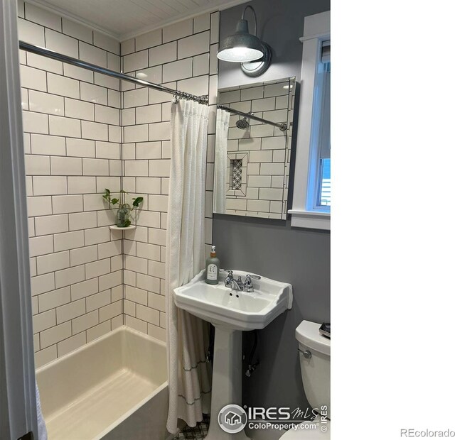 628 Endicott St, Fort Collins, CO 80524 - full bath featuring toilet and shower / bath combo with shower curtain