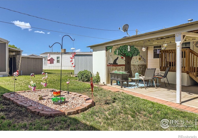view of yard featuring a patio area