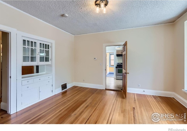 3116 47th St, Boulder, CO 80301 - unfurnished room featuring light wood-type flooring, a textured ceiling, baseboards, and ornamental molding
