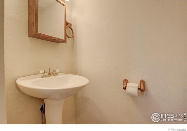 503 E Oak St, Lafayette, CO 80026 - bathroom featuring a sink