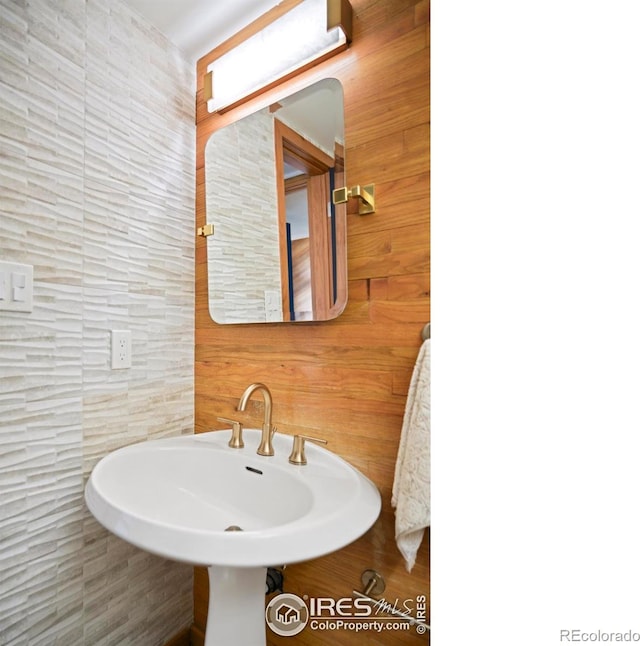 3746 Wonderland Hill Ave, Boulder, CO 80304 - bathroom with tile walls and a sink