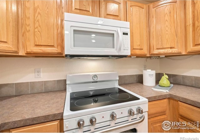 4603 Dusty Sage Ct Unit 4, Fort Collins, CO 80526 - kitchen with white appliances and light brown cabinetry